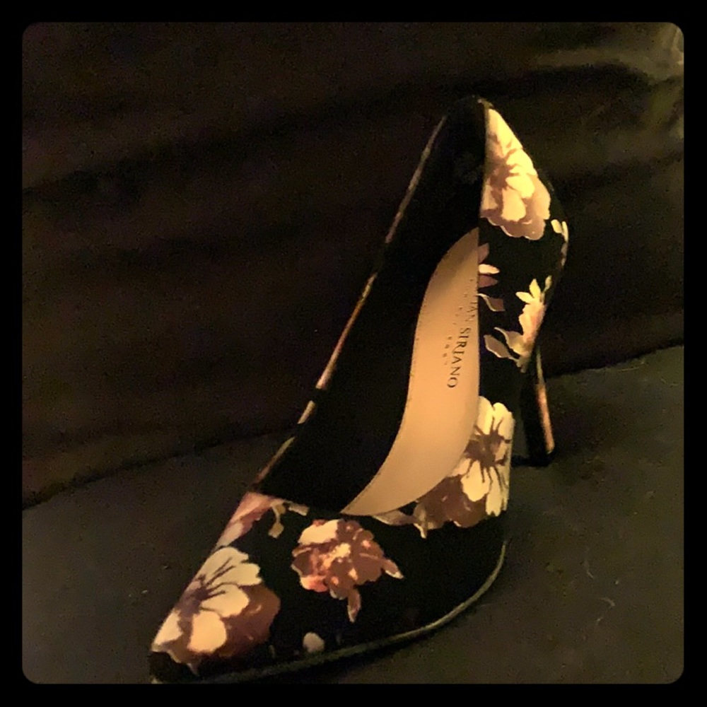 Size 8 1/2 never been worn velour and silk pumps.